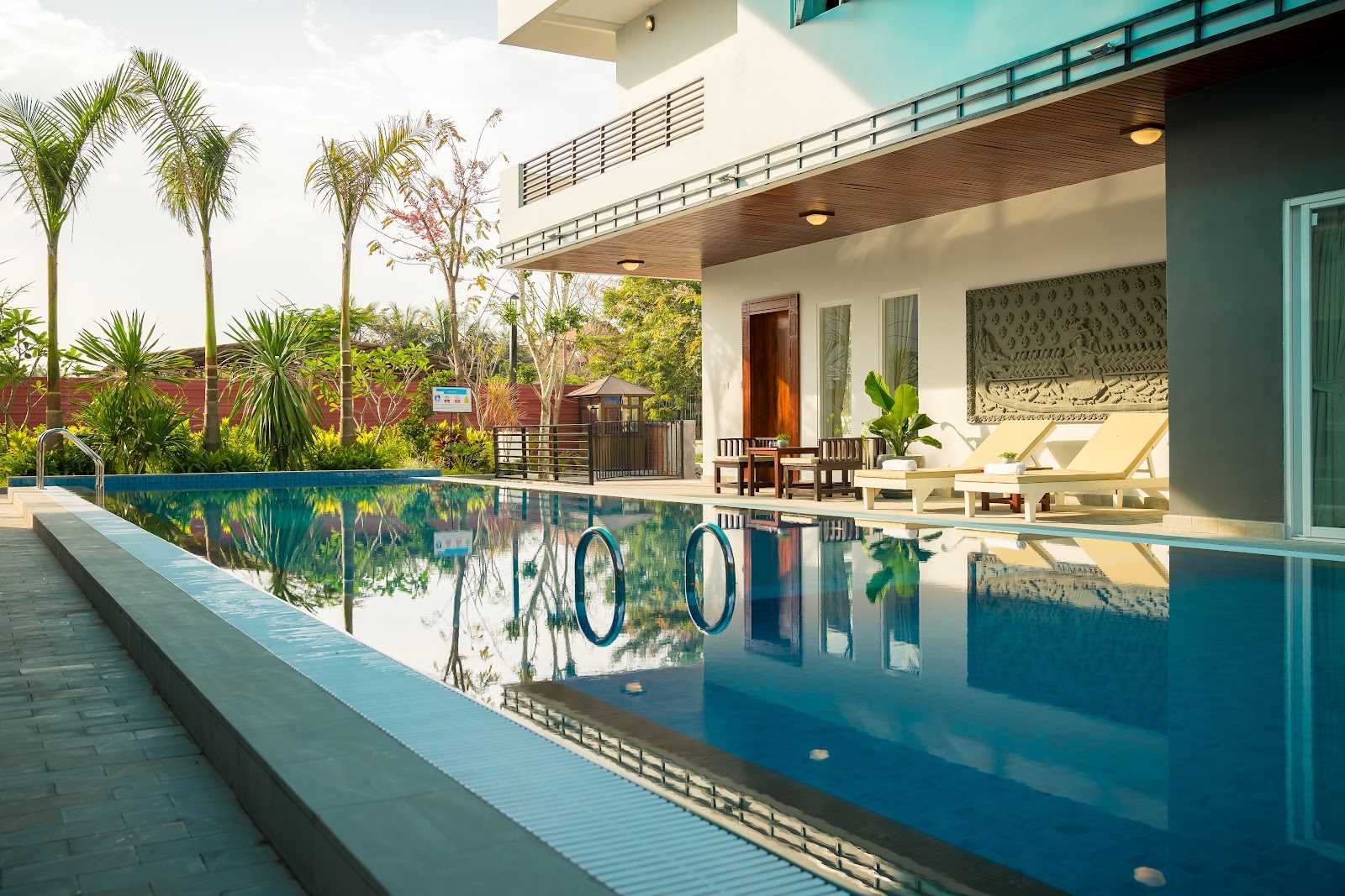 Gorgeous House living room with private pool view